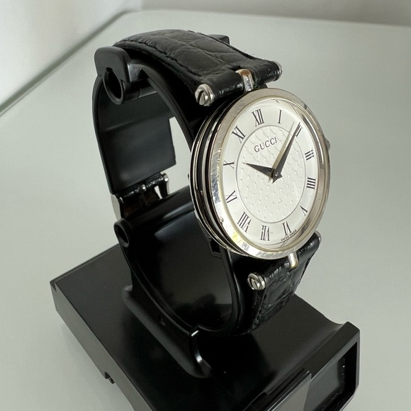 Vintage Swiss Made Gucci 2000M 30mm Round Quartz Watch - Picture 2 of 4